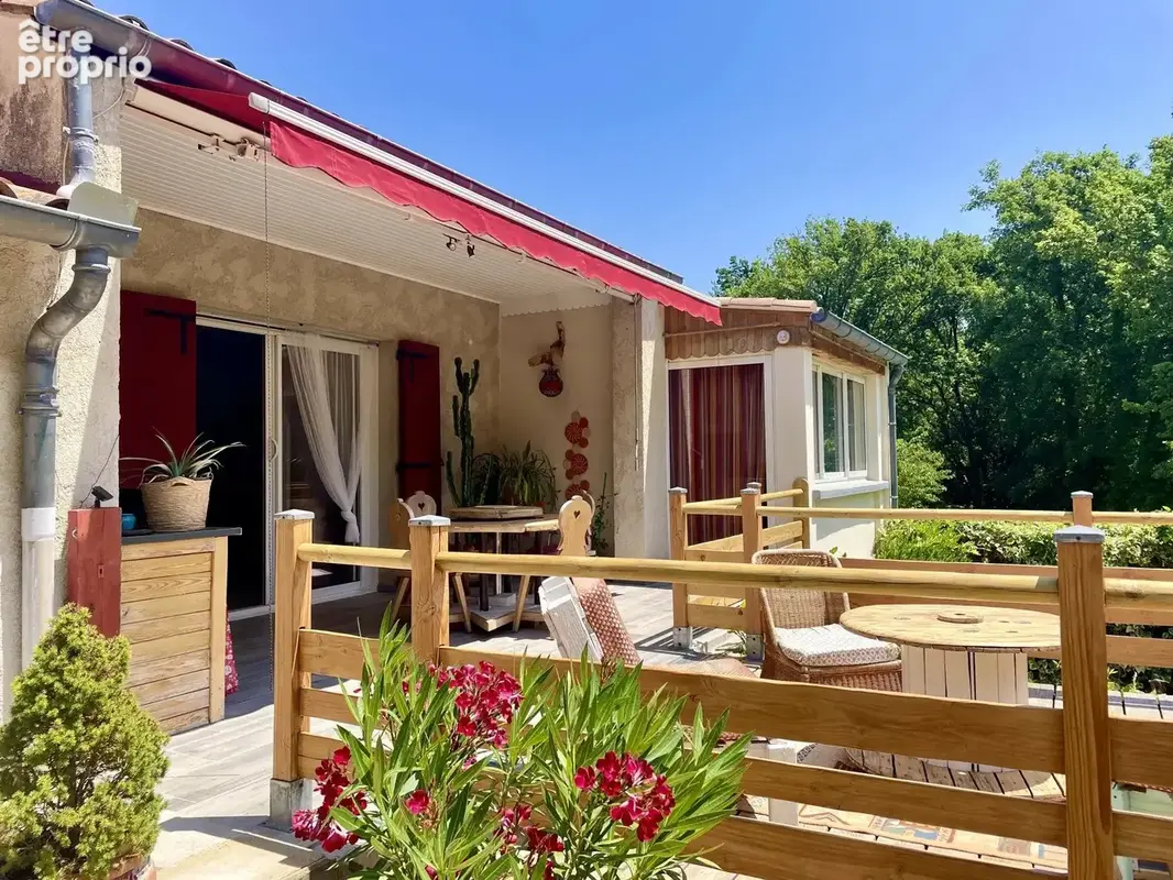 Dickjan POPPEMA d'eXp France vous propose une belle maison avec piscine, 3 chambres et un petite terrain sans vis-à-vis