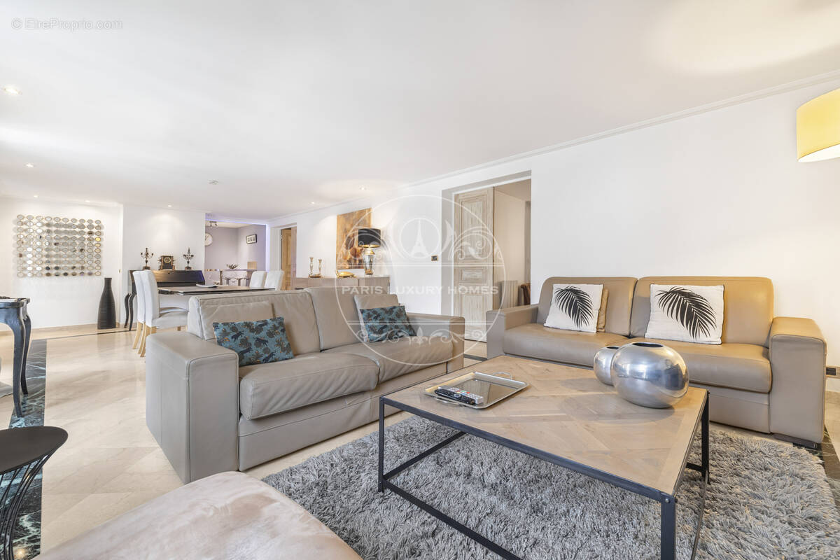 Appartement à PARIS-8E