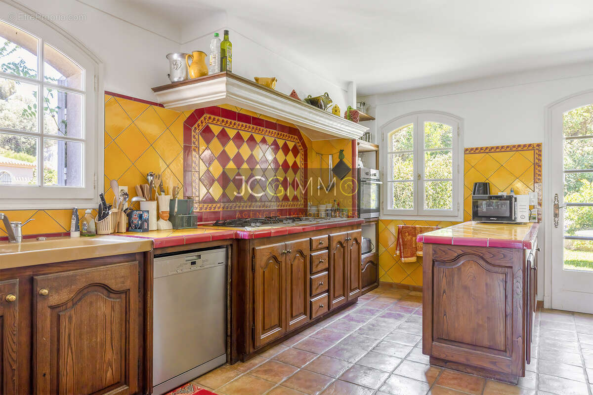 Élégante villa provençale de 194m2 habitables avec piscine à débordement sur 1694m2 de terrain. - photo 9