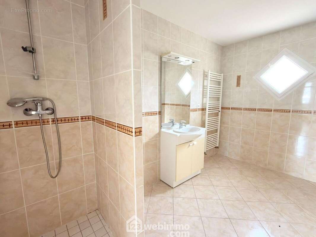 Maison 99 m² à Beaufort-En-Vallee  - photo 8