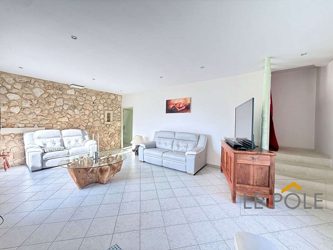 Maison à LA GARDE-ADHEMAR