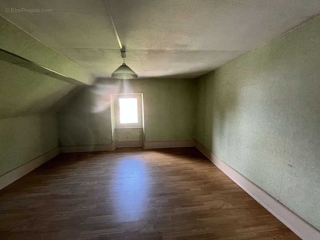 Maison à LACHAPELLE-SOUS-ROUGEMONT