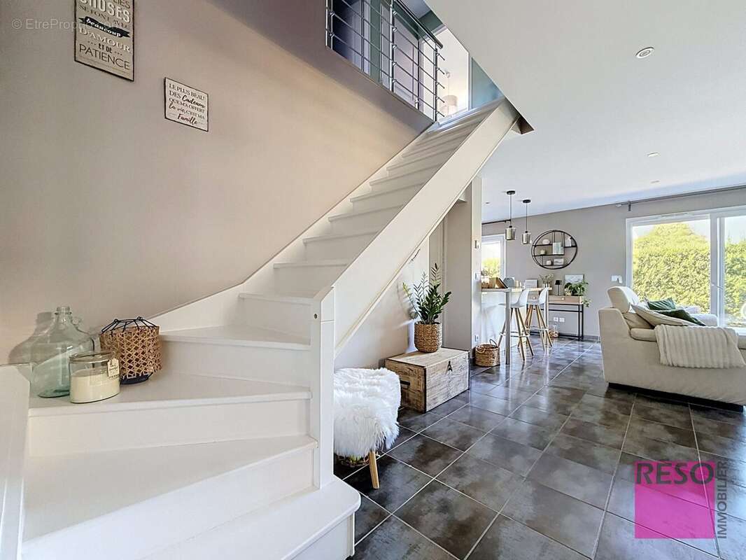 Maison 101 m² à Cranves-Sales  - photo 3