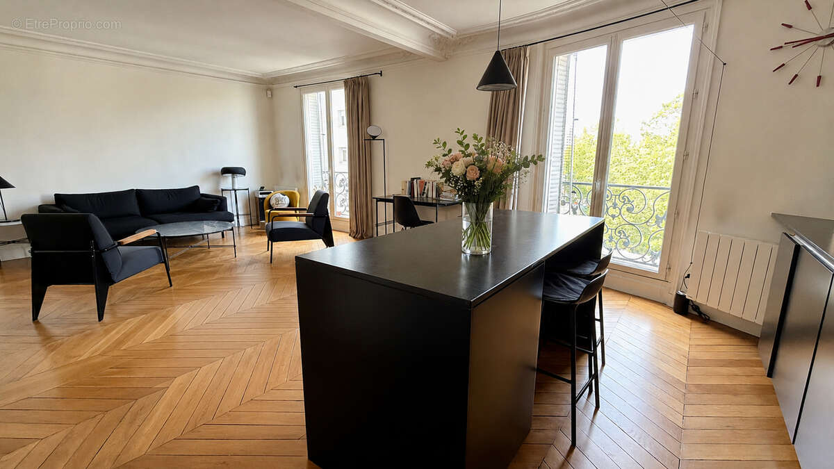 Paris 10ème - Stalingrad, Superbe 3 pièces 6ème étage avec ascenseur - photo 3