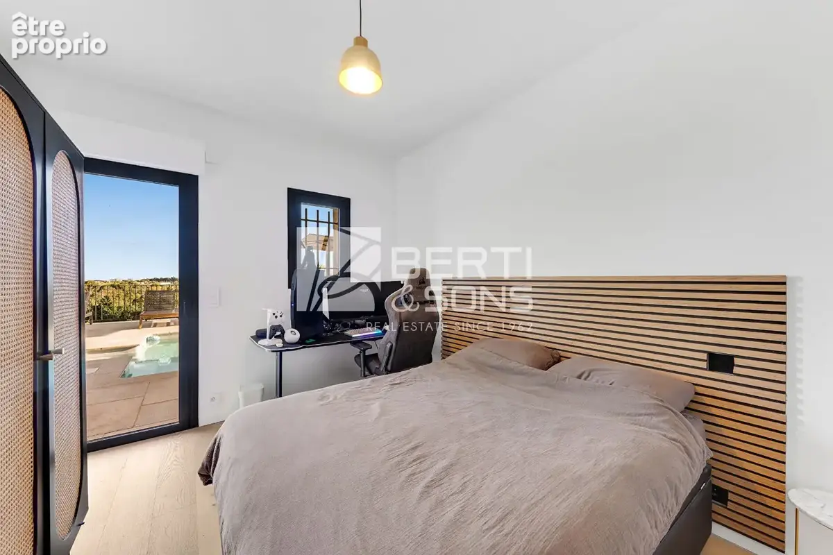 Exclusivité - villa provençale rénovée - piscine - vue dégagée jusqu'à la mer - photo 15