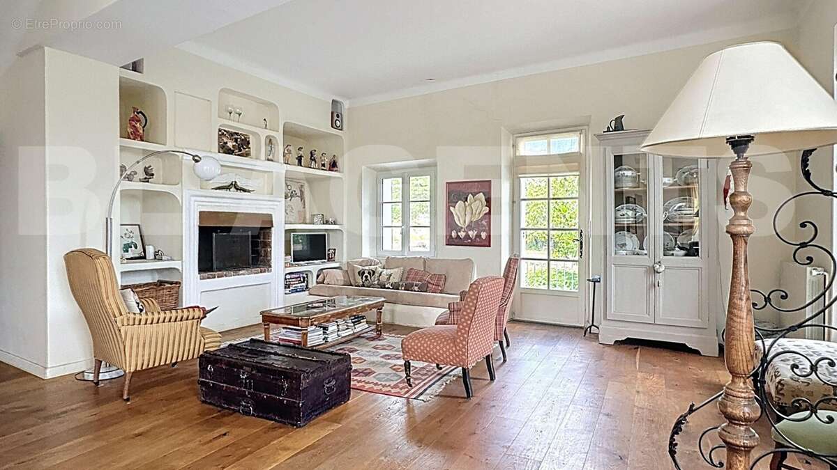 2salon1 - Maison à LE CASTELLET