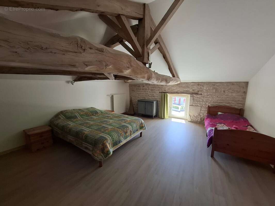 Maison familiale impeccable de 4 à 5 chambres, idéalement située à quelques minutes à pied de toutes les commodités. - photo 8
