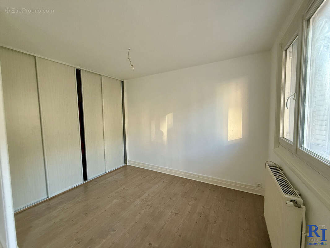 Rangements dans le séjour - Appartement à GRENOBLE
