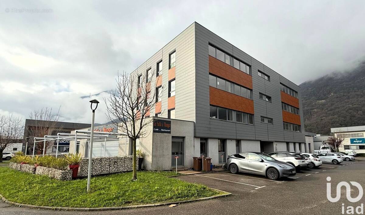 Photo 1 - Commerce à VEUREY-VOROIZE