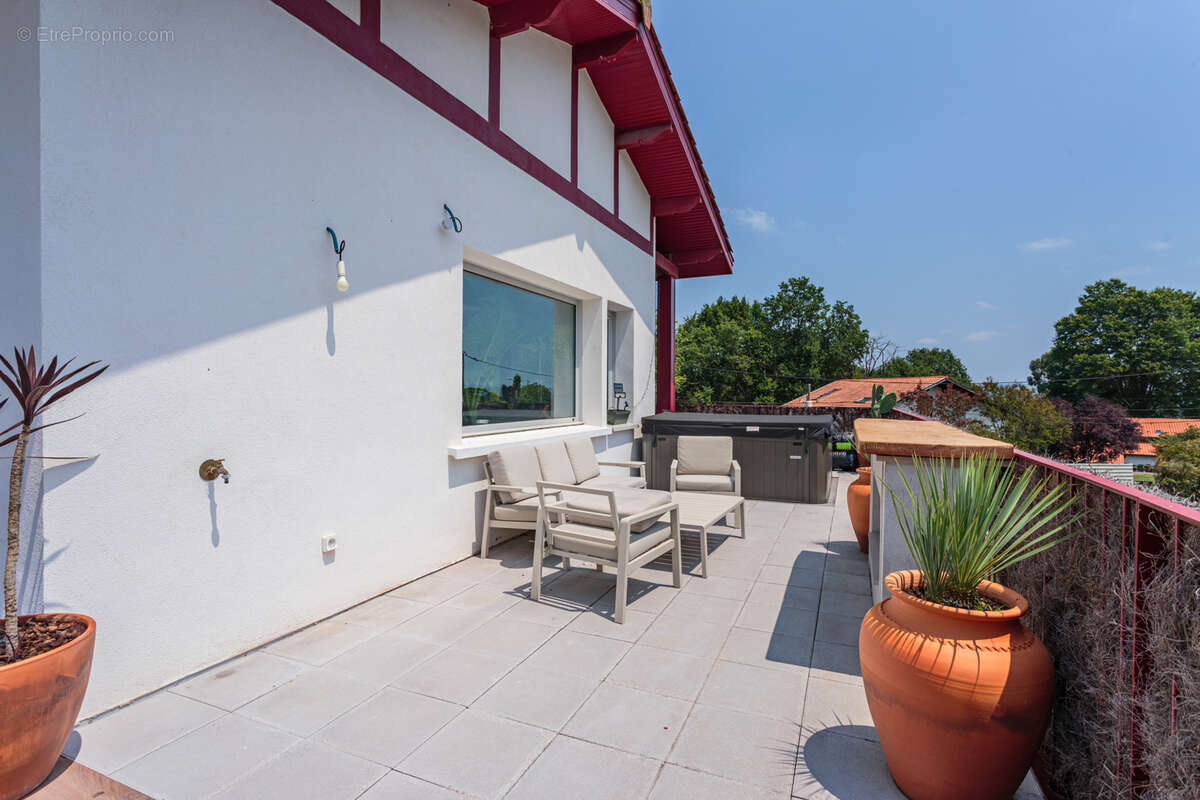 USTARITZ   Maison d’exception rénovée avec terrasse, vue sur les montagnes et prestations haut de gamme - photo 10