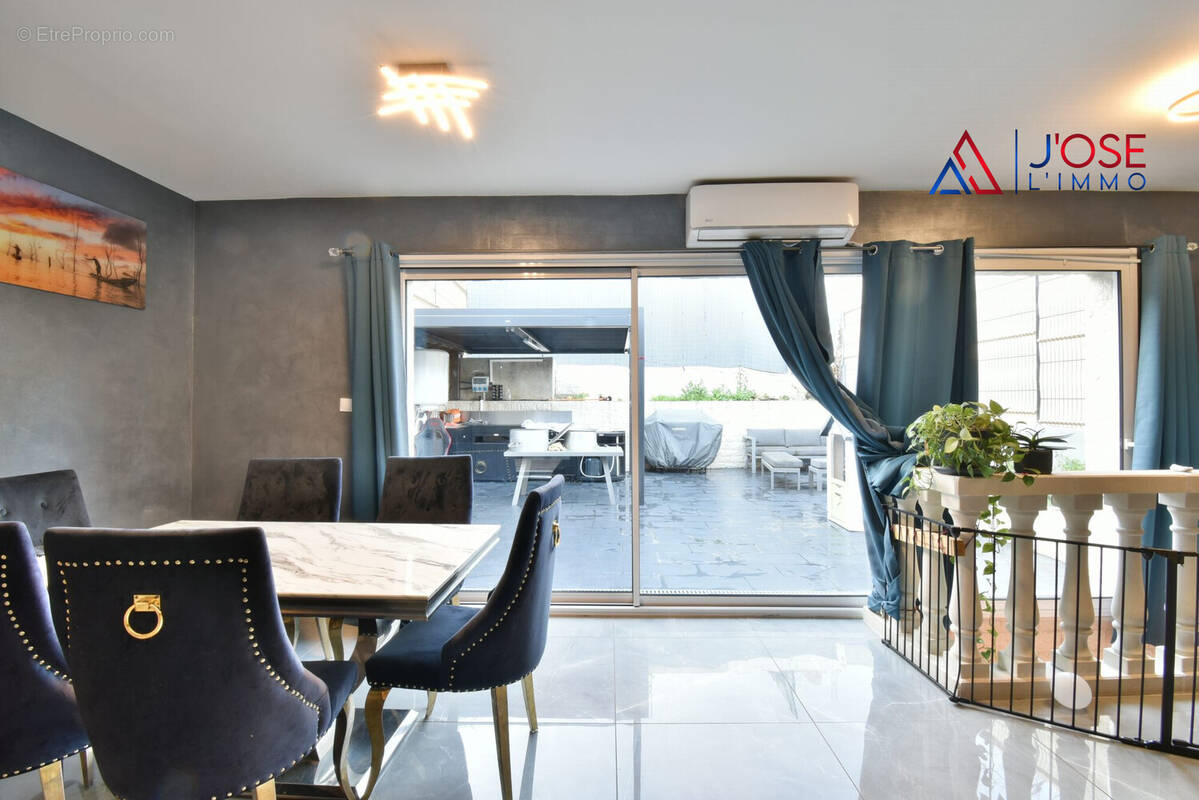 Pièce de vie lumineuse ouverte sur la terrasse, sans vis-à-vis - Maison à MARSEILLE-14E