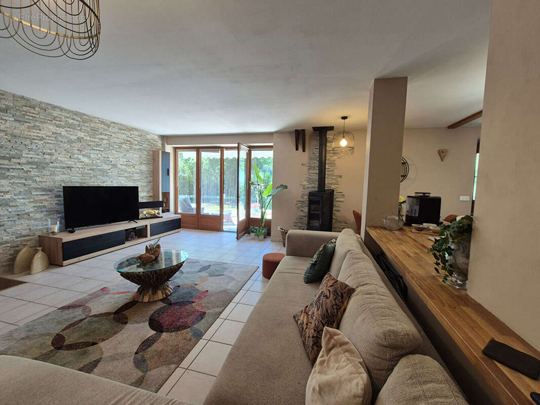 CORRÈZE. PEYRISSAC. Maison en pierre avec 3 chambres, gîte en pierre, garage et jardin de 2 062 m². - photo 3