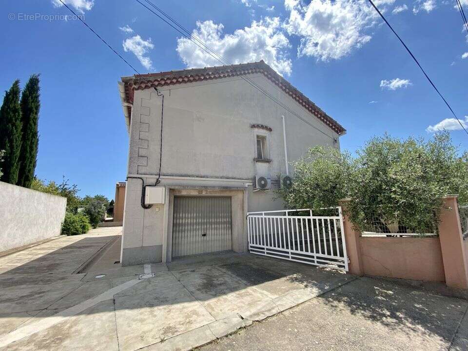 Maison à SAINT-MITRE-LES-REMPARTS