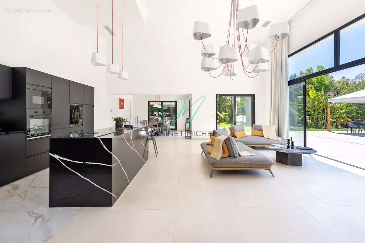 Maison à ROQUEFORT-LES-PINS