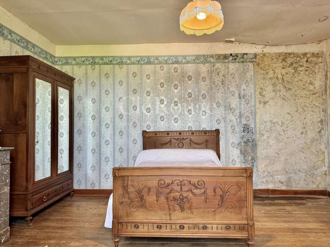 Monségur - Maison familiale de 5 chambres à rénover - photo 12
