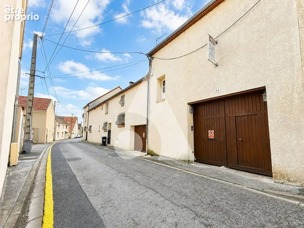 Entrepôt de plus de 250 m² + 2 Maisons - photo 2