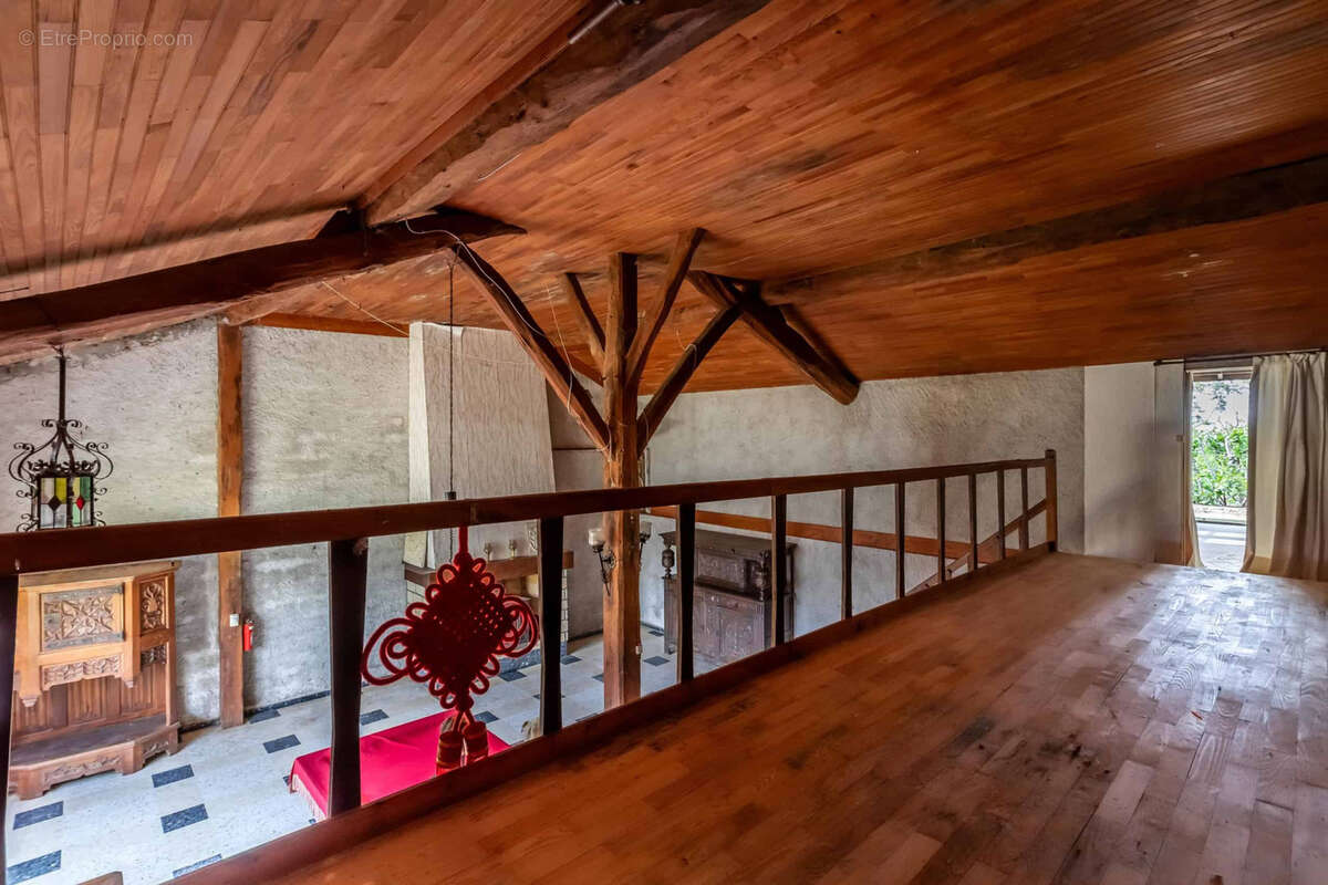 Stone property for renovation - photo 10