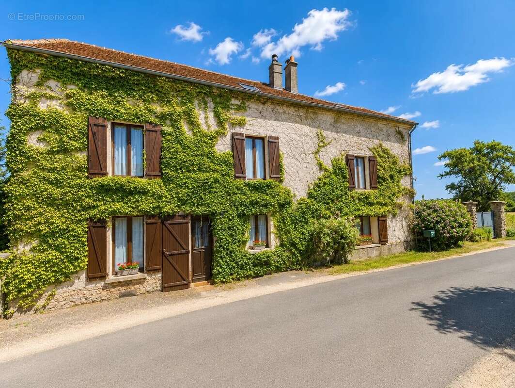 Réf 2283 – Longère briarde en pierre • 6 pièces + double garage et jardin - photo 2