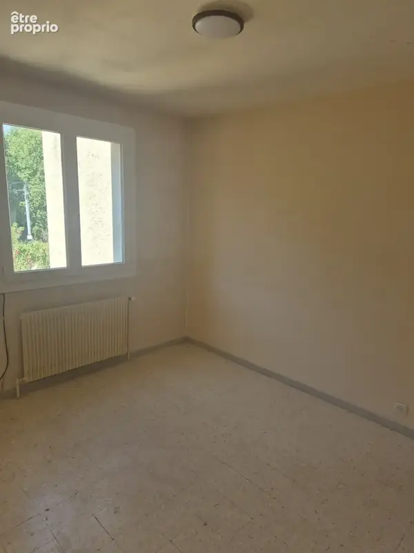 Lambesc, maison de type 4 en centre village avec garage et terrain. - photo 5