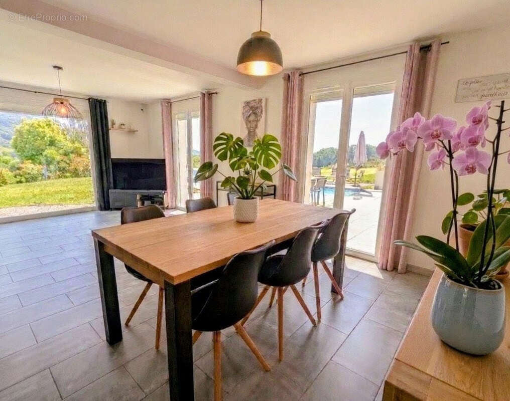 Maison à EVIRES