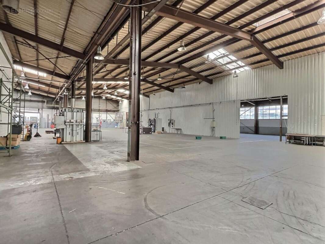 Commerce 2680 m² à Saint-Avold  - photo 4