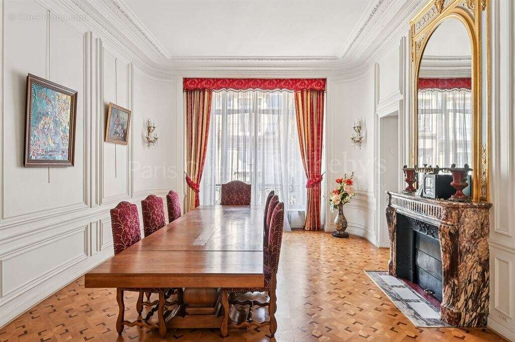 Appartement à PARIS-16E