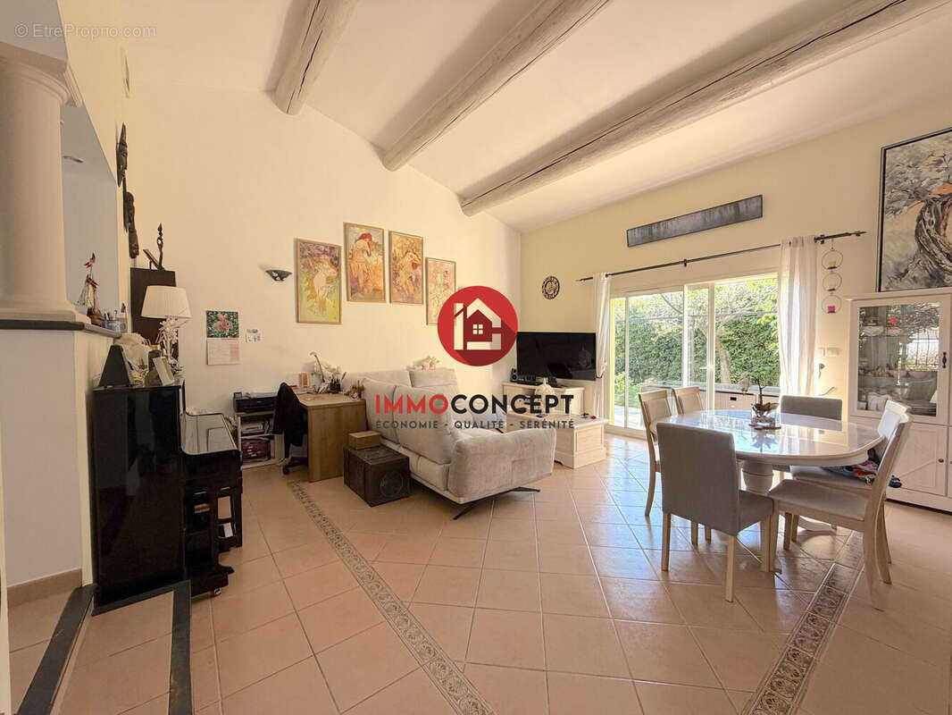 Maison à LAUDUN-L'ARDOISE