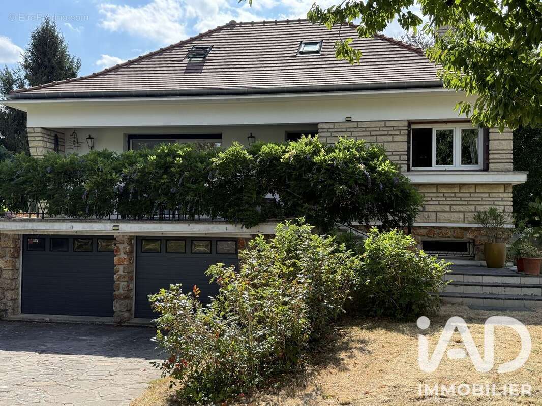 Maison 144 m² à Crecy-La-Chapelle  - photo 2