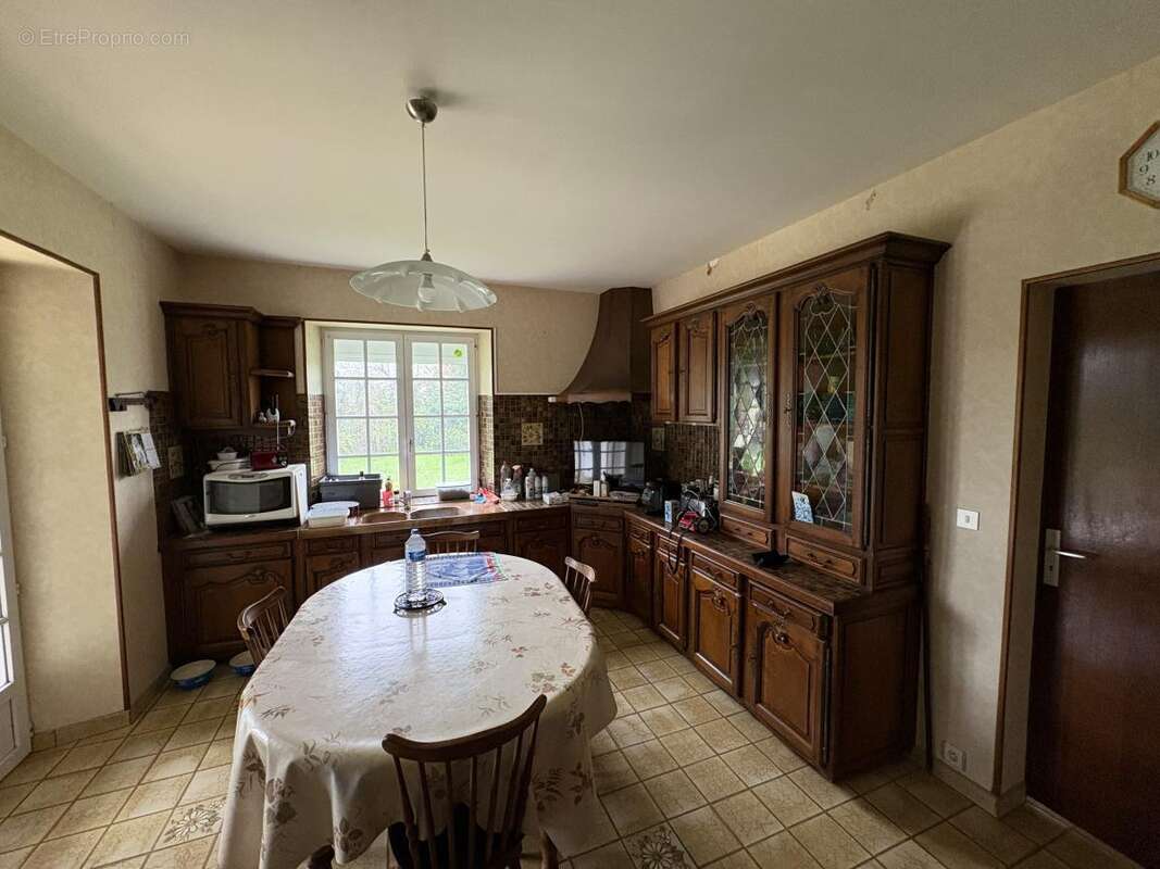 Maison 189 m² à La Foye-Monjault  - photo 5