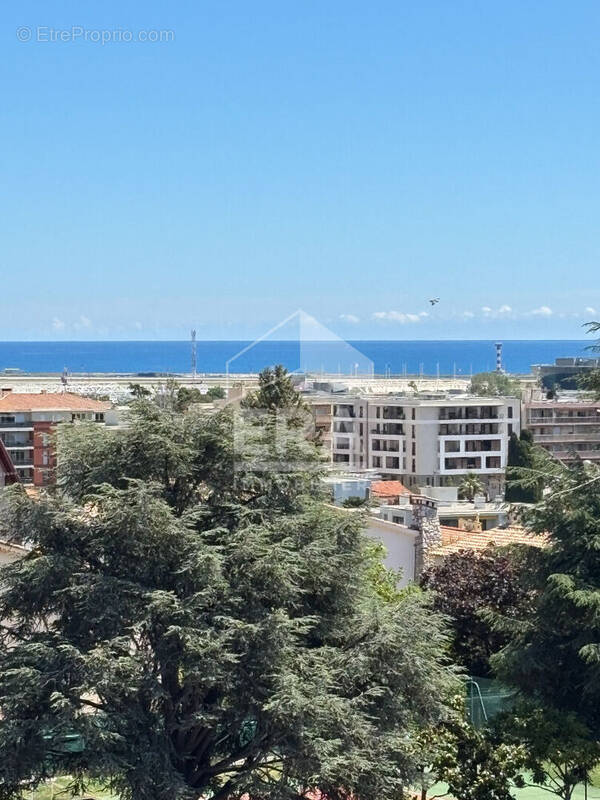 Appartement à SAINT-LAURENT-DU-VAR
