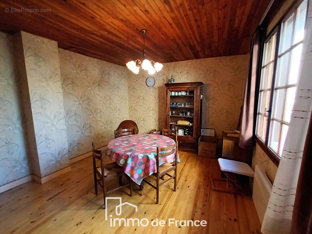 Maison à LIVINHAC-LE-HAUT