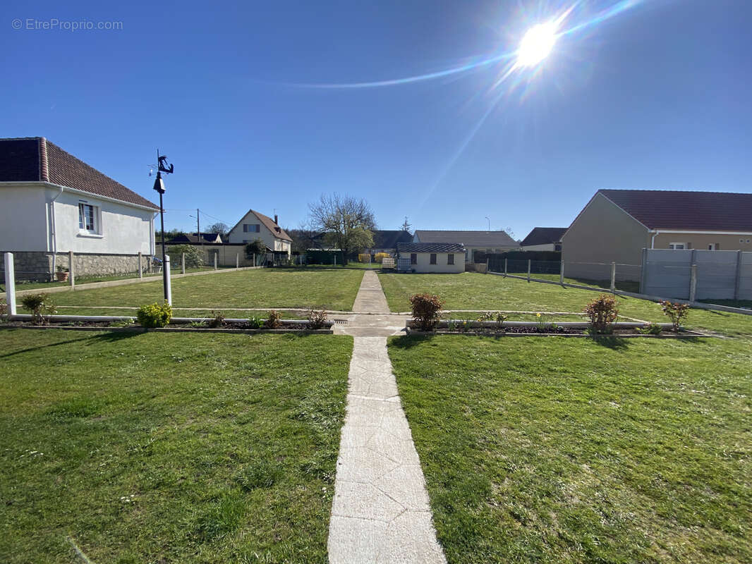 Terrain à LES DAMPS