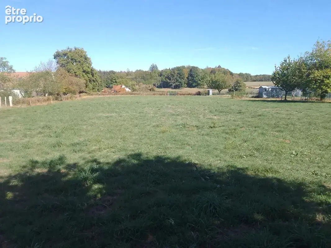 Terrain constructible de 3200 m² · à Pouilloux · 69 990 €