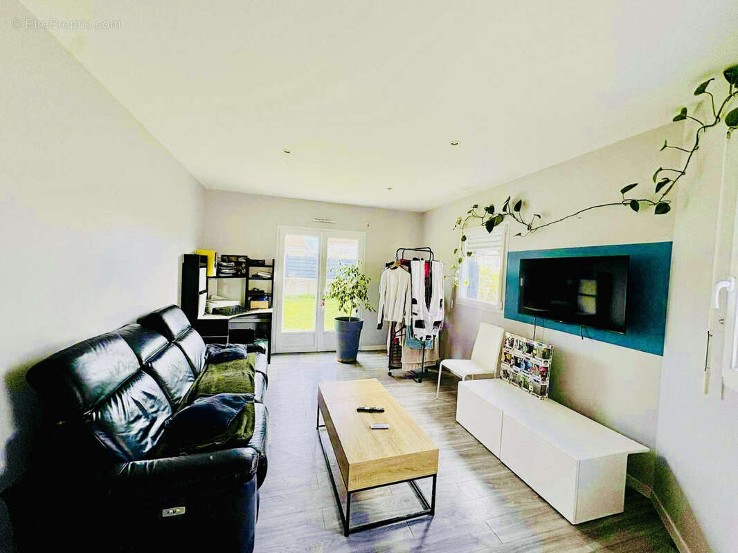 Maison à LES LANDES-GENUSSON