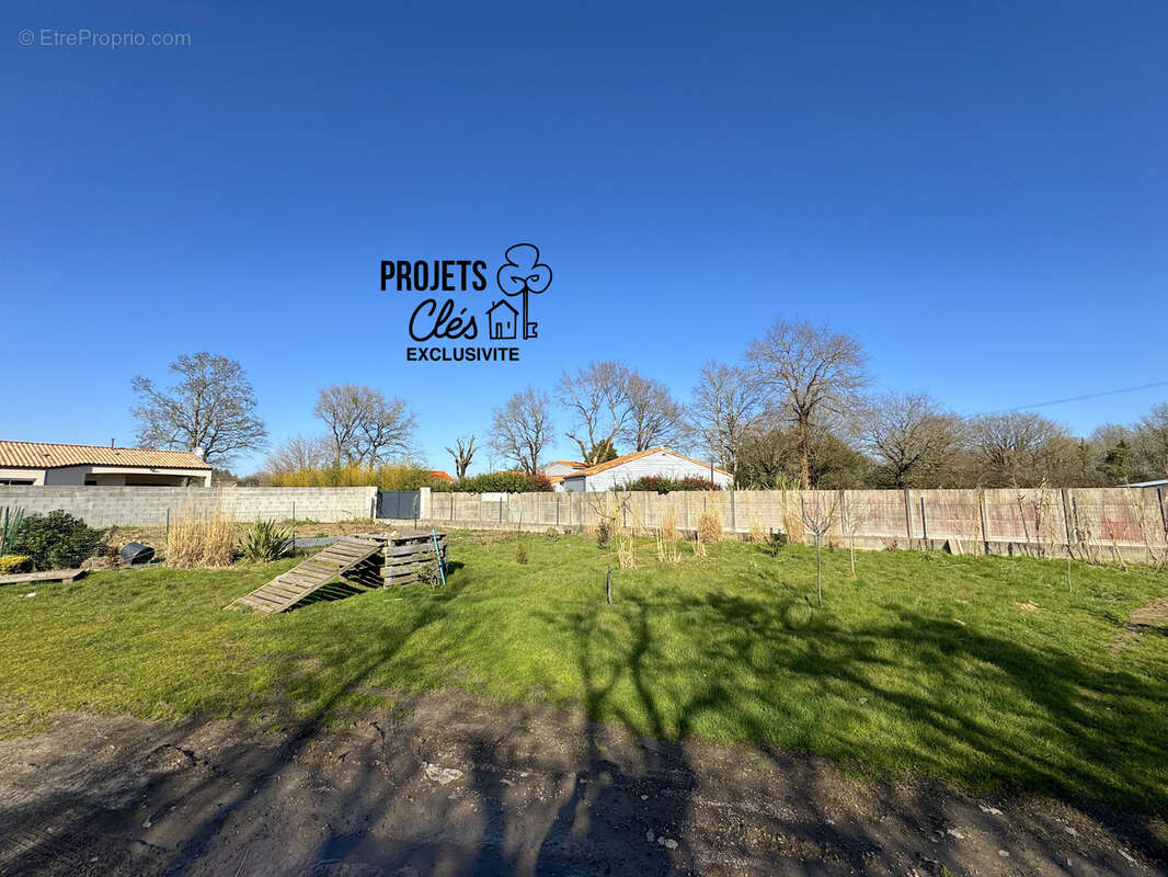 Terrain à GROSBREUIL