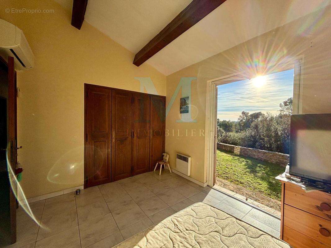 La Cadière-d’Azur À quelques minutes des plages : Magnifique maison de plain-pied de 177 m², lumineuse et sans vis-à-vis - photo 12