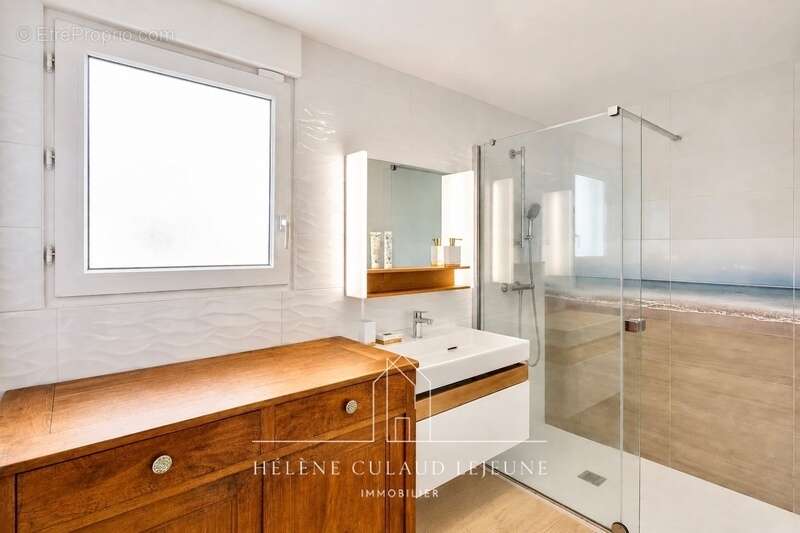 Maison en pierre - 97 m² - séné (port anna) - photo 8