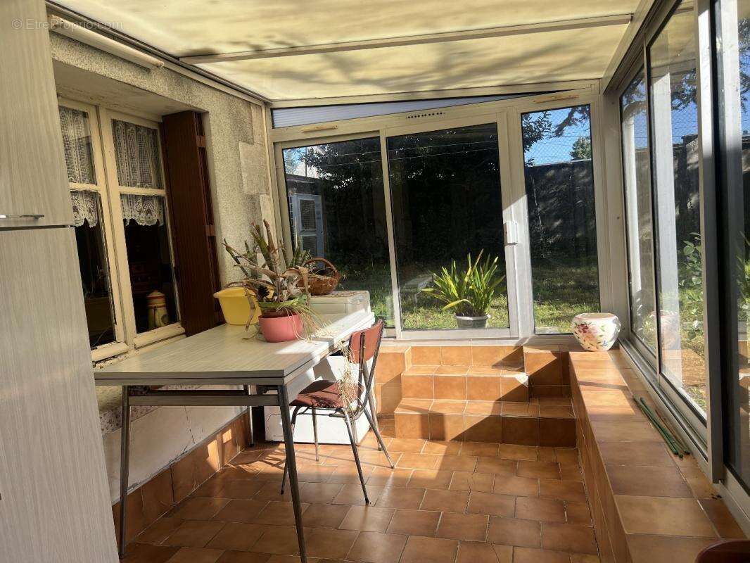 Maison à AZAY-LE-FERRON