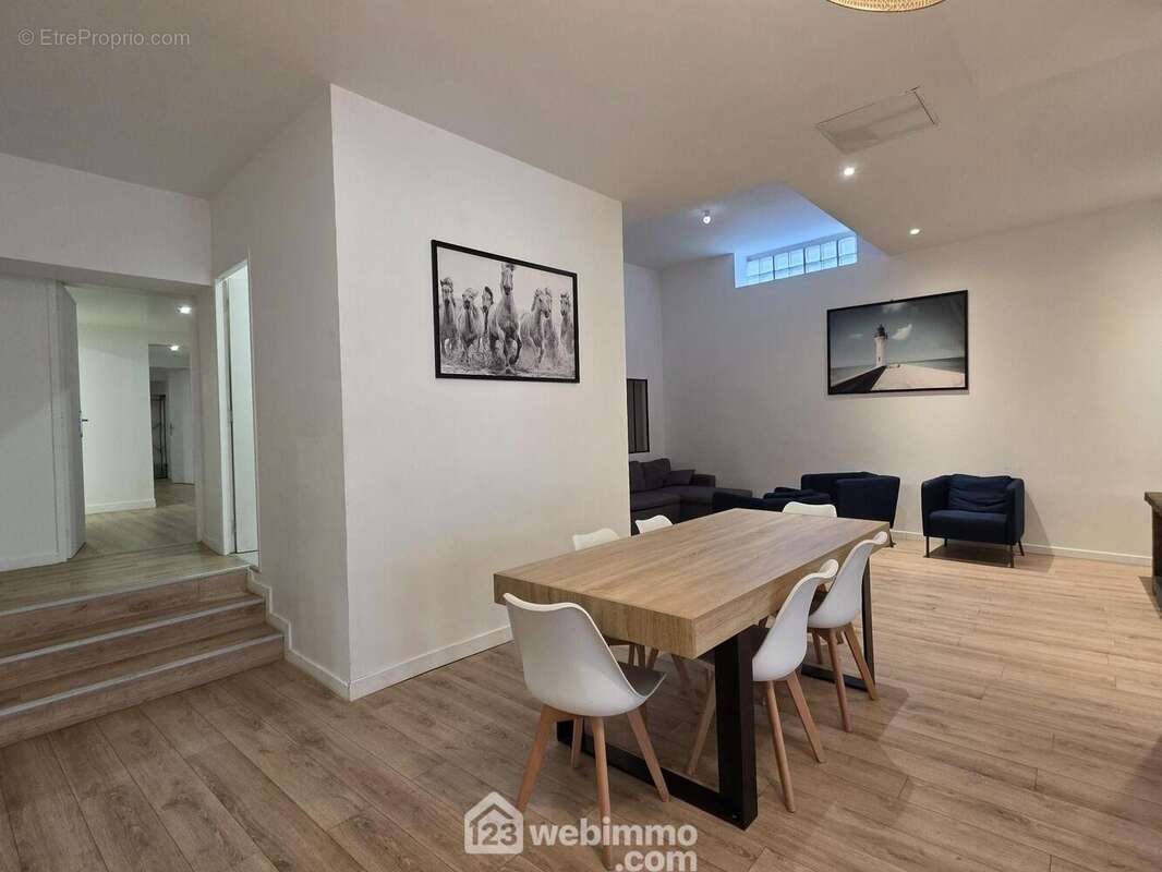 Ouverte sur une spacieuse pièce de vie, la cuisine communique naturellement avec l?espace salle à manger, créant une atmosphère conviviale et idéale pour recevoir. - Appartement à REIMS