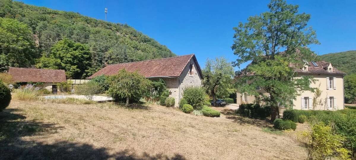 Maison de maître avec piscine et dépendances - photo 3
