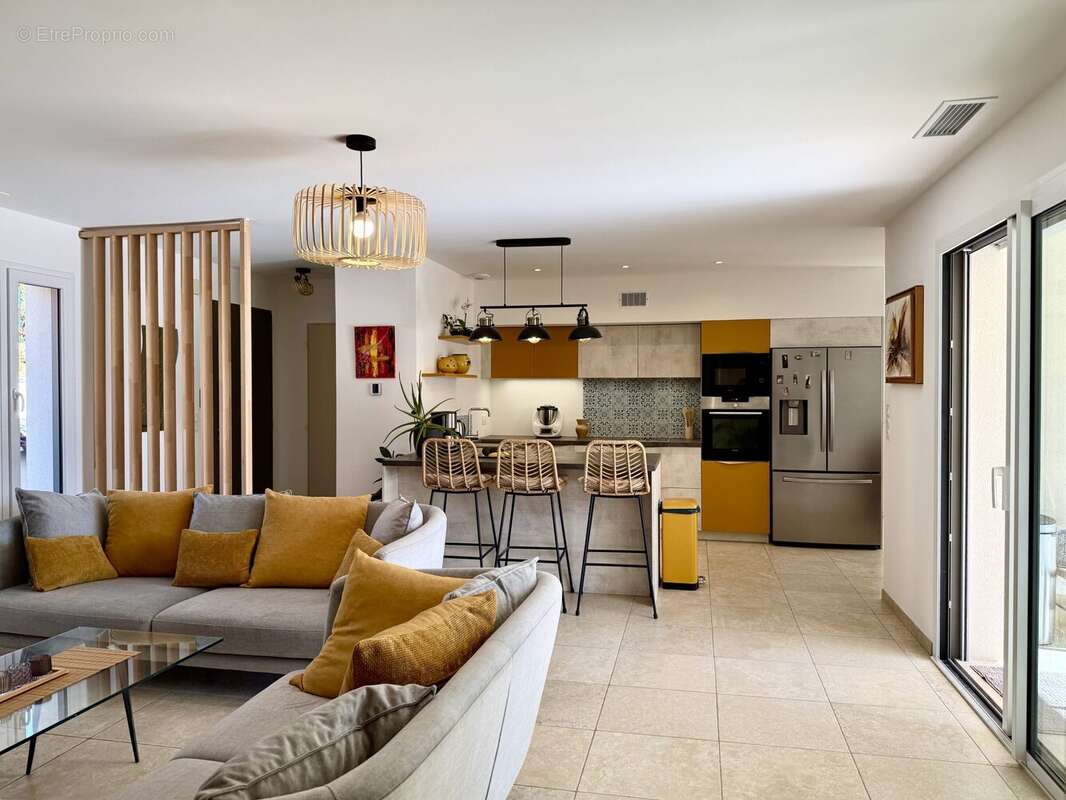 Dickjan POPPEMA d'eXp France vous propose une villa quasiment neuve avec 3 chambres, piscine, grand jardin - Maison à PIERREVERT