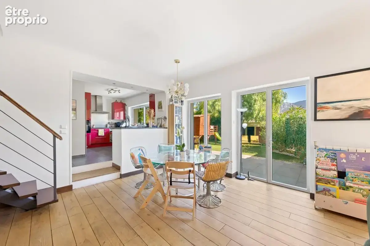 Toulon Est, Quartier Lamalgue : Unique ensemble d'appartements réunis   4 chambres, Jardin & Grand garage - photo 4