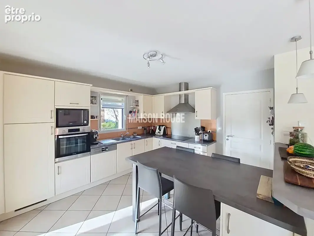 Maison familiale de 144 m² sur un terrain paysagé de 677 m² - photo 9