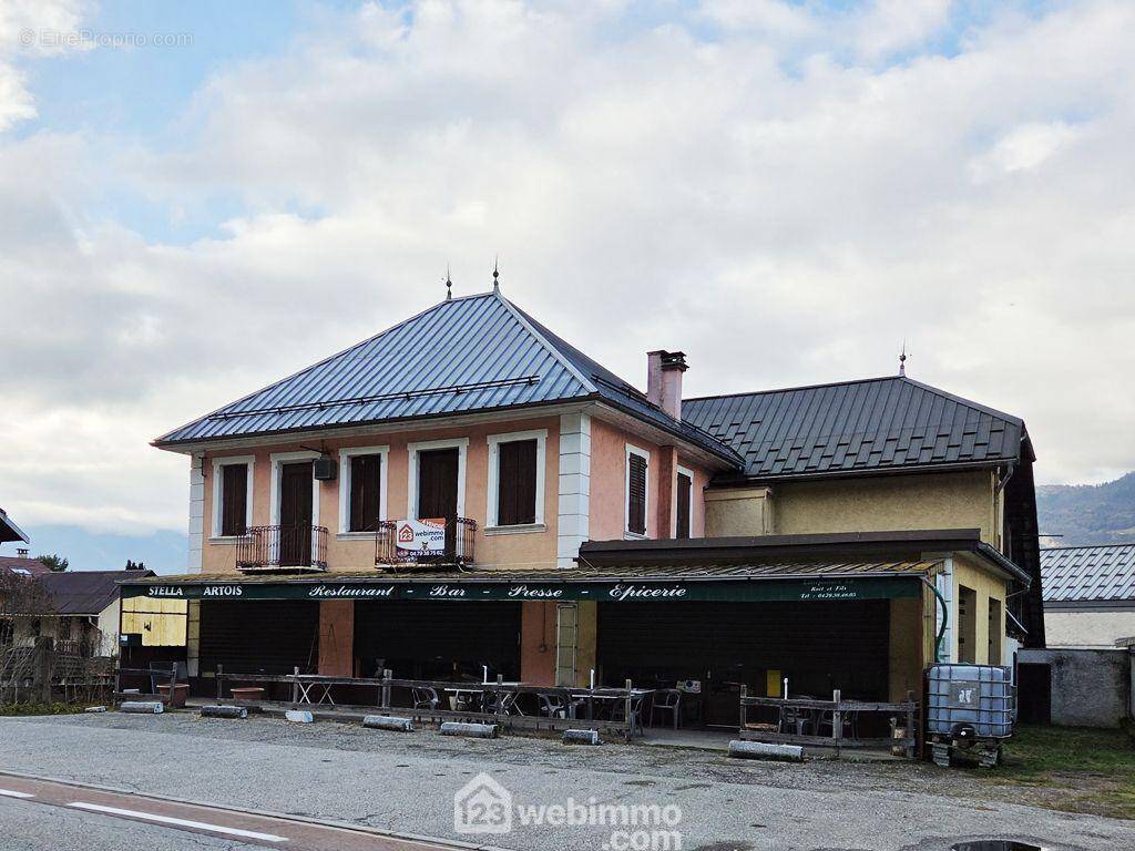 En exclusivité sur la commune de Grignon. Ensemble immobilier et ses locaux commerciaux. - Appartement à GRIGNON