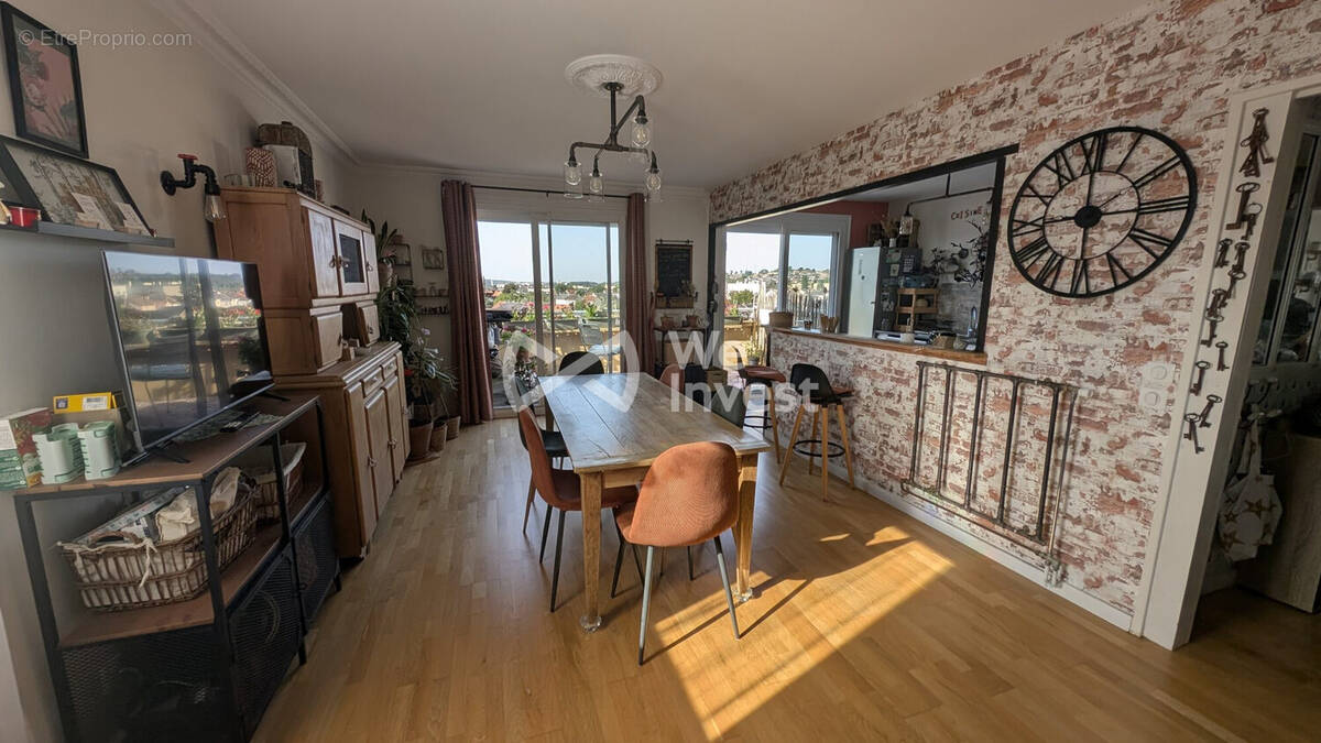 Salle à manger avec vue sur cuisine et balcon - Appartement à LE MANS