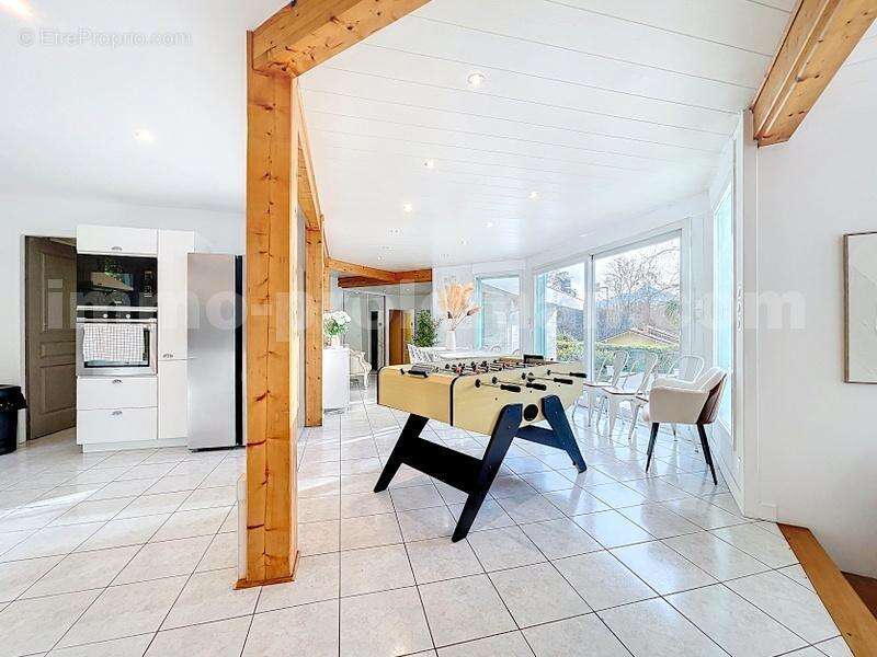 Magnifique_maison_individuelle_cranves_sales_calme_frontiere_suisse_geneve_proche_ecole_bus_ceva_piscine_ terrain_salon_sejour_salle_a_manger_ - Maison à CRANVES-SALES