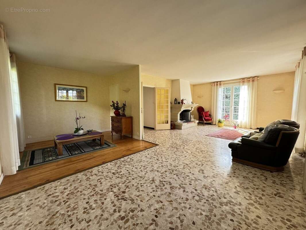 Maison à LA TOUR-EN-JAREZ