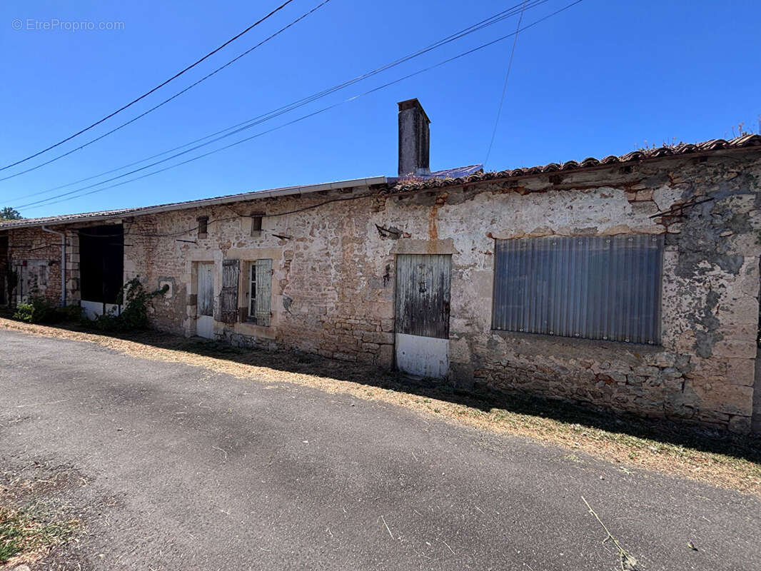 Deux granges avec dépendances et jardin offrant un fort potentiel de rénovation - photo 10