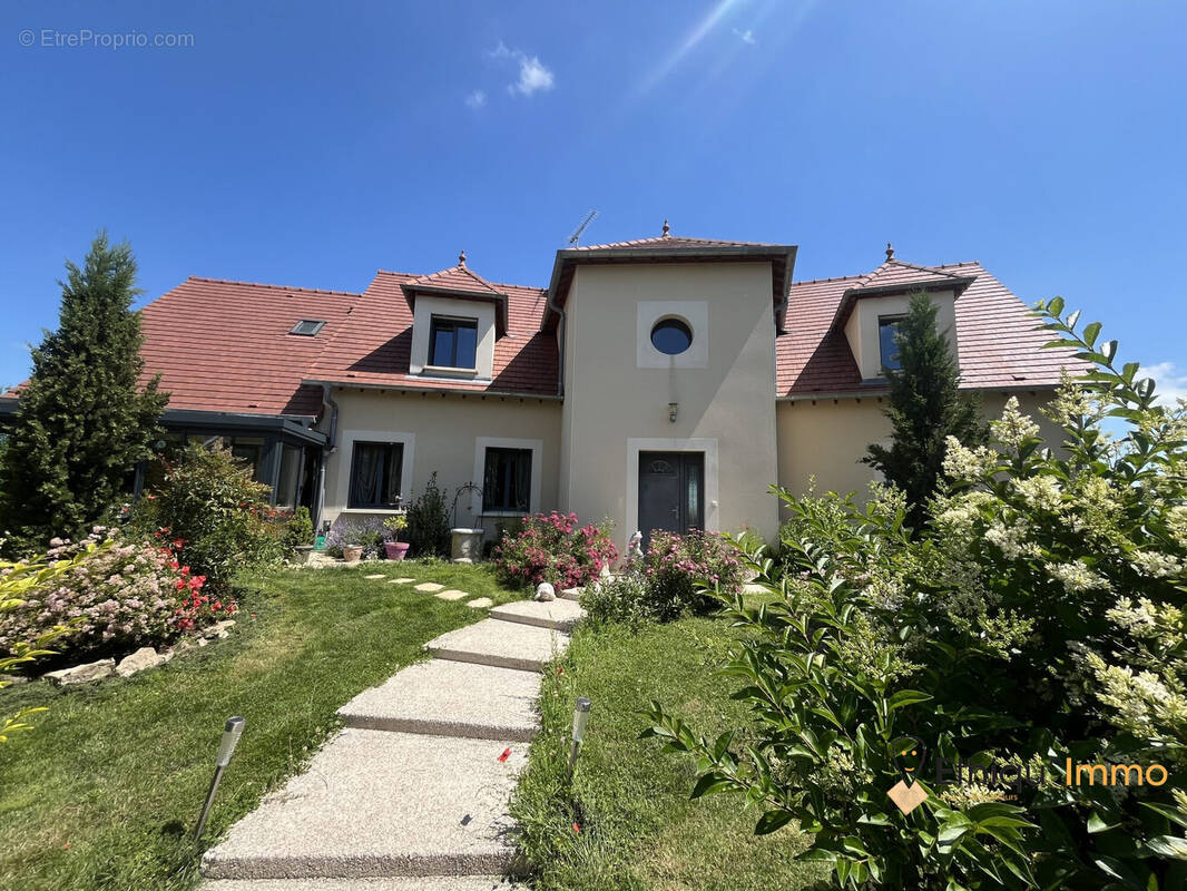 Maison à LIGNOL-LE-CHATEAU