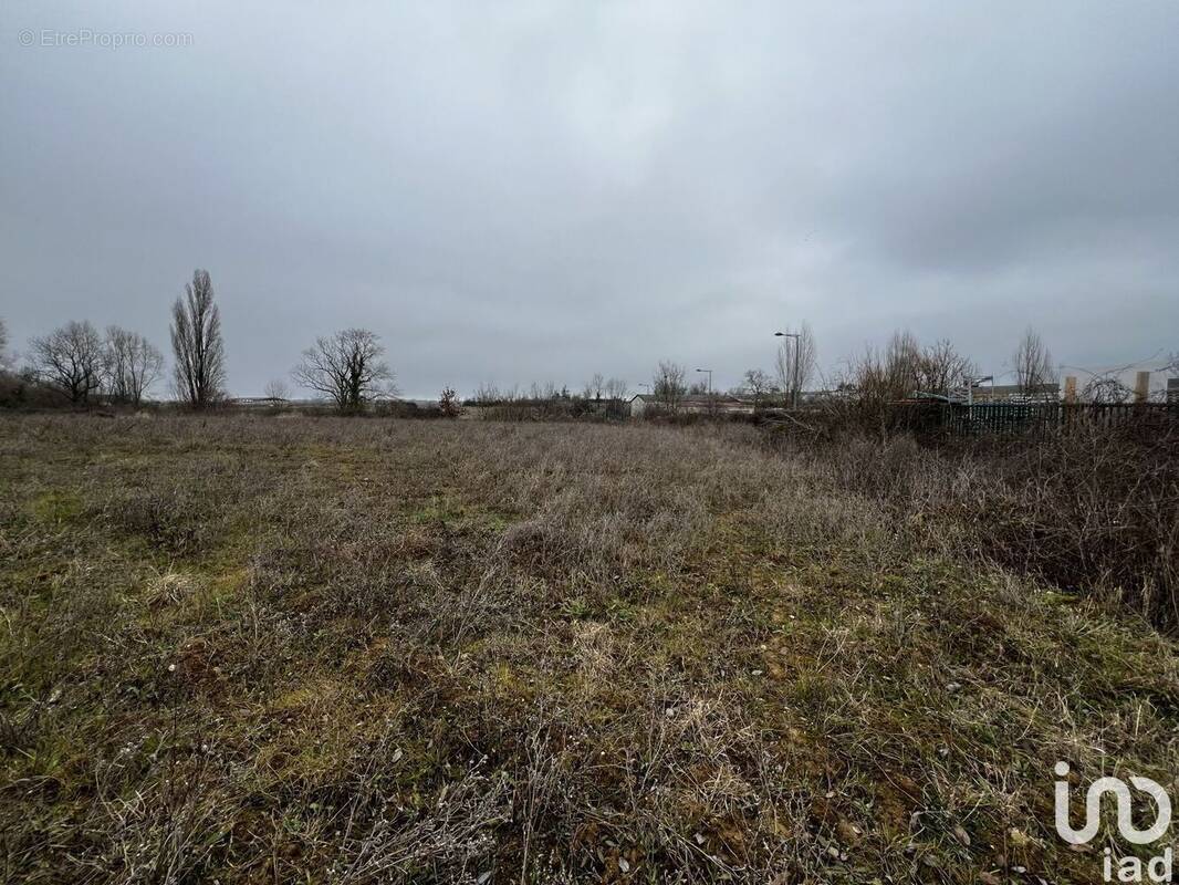 Photo 1 - Commerce à CHEVRY-COSSIGNY